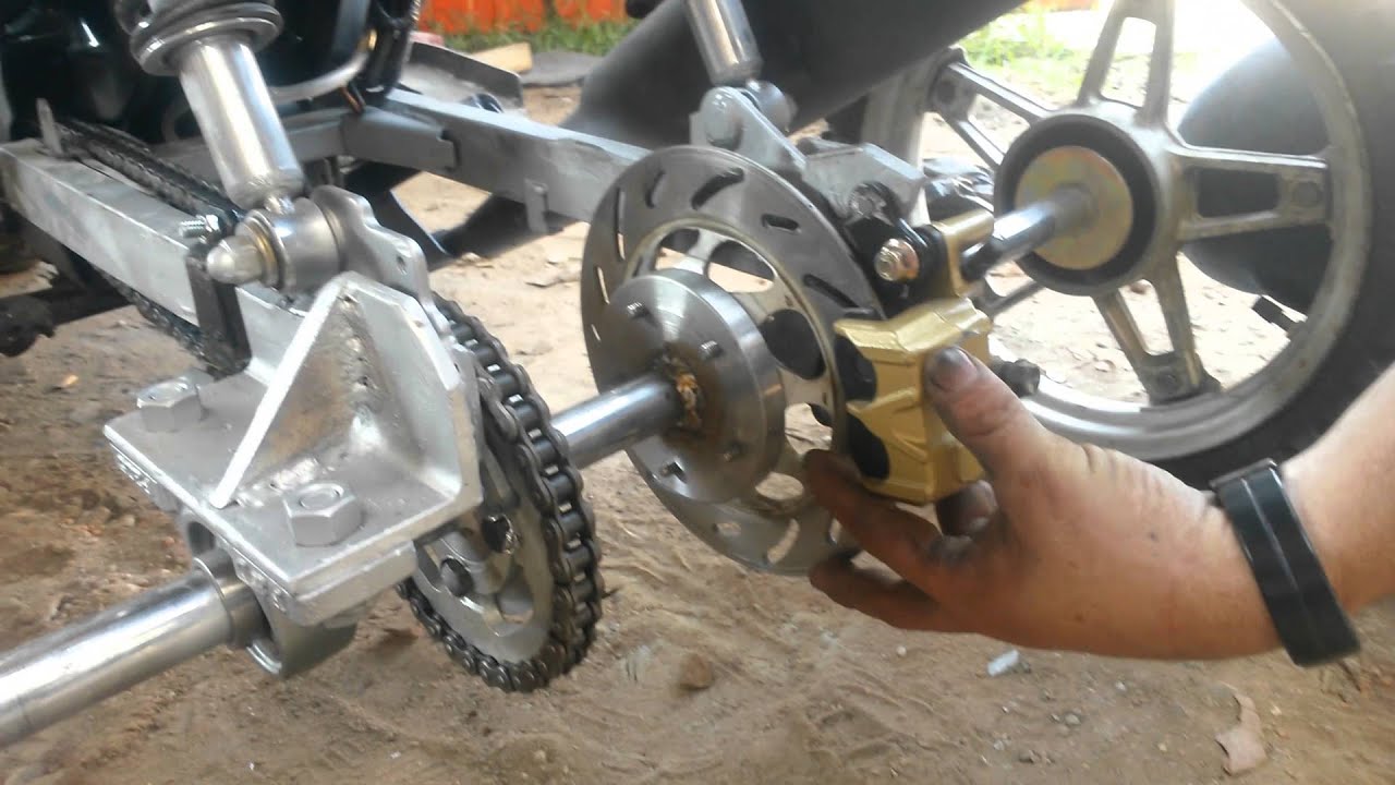 un ciclomotor de dos ruedas está obligado a llevar...