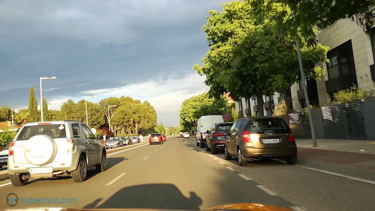 en una travesia de dos carriles