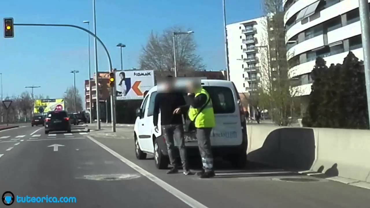 se puede estacionar en el arcen