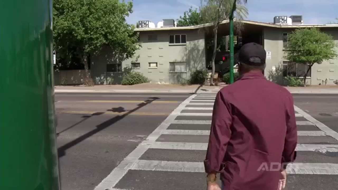 se puede parar o estacionar en un paso de peatones