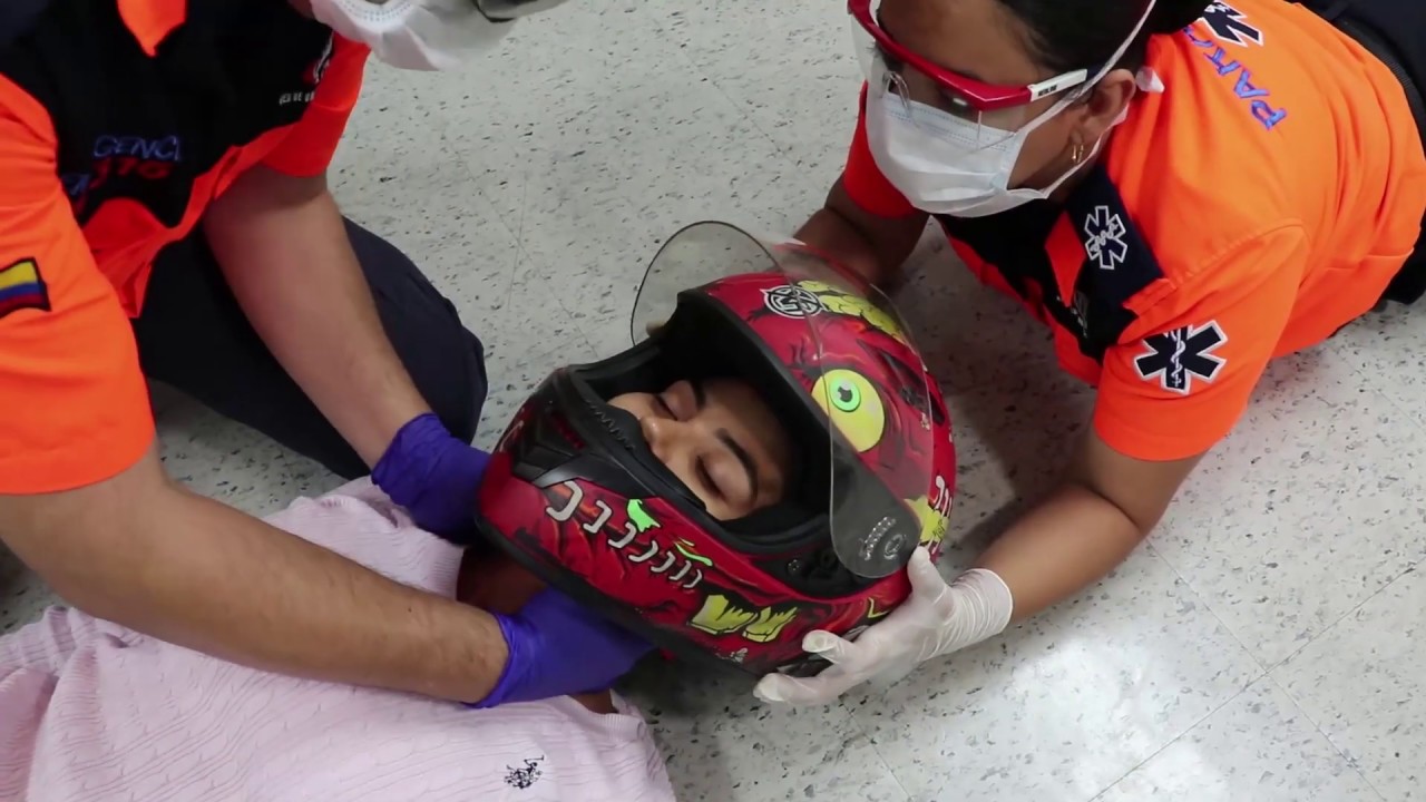si se encuentra un motorista accidentado debe quitarle el casco