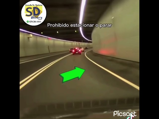 el color amarillo de la marca vial que indica