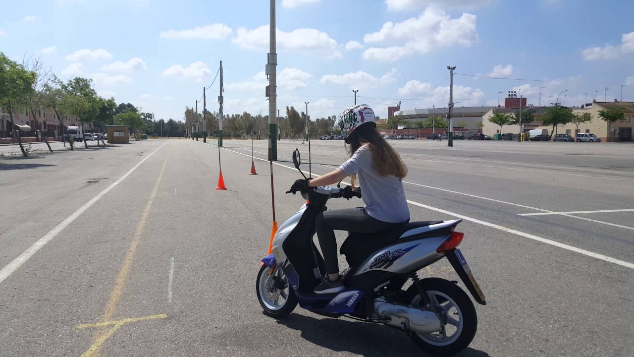 puede circular conduciendo un ciclomotor a partir de la señal