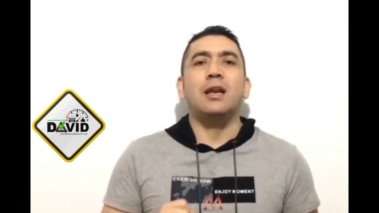 edad minima para ir delante en el coche